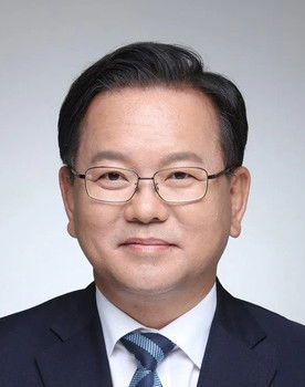 Kim Boo-kyum as Self