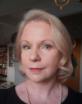 Beatrice Kaps-Zurmahr as Gloria