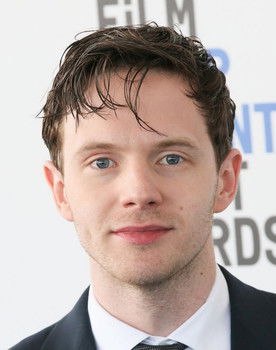 Mark O'Brien as Larsen Rogers