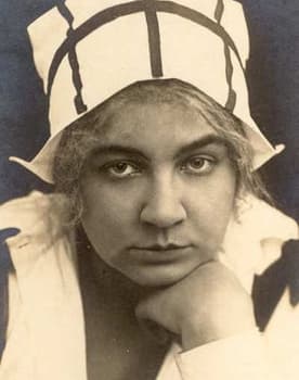 Lina Carstens as seine Mutter