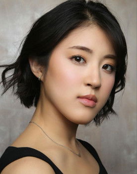 Seira Suzuki as Asylum-Seeker