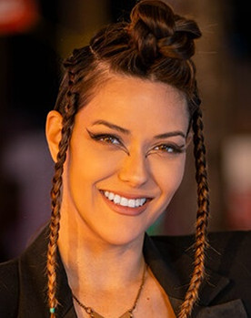 Nathalia Rossetti as Jeni