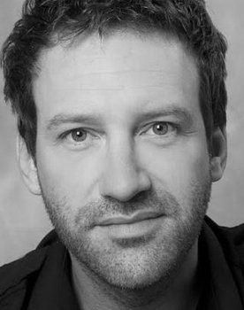 Francis Martineau as Physiothérapeute