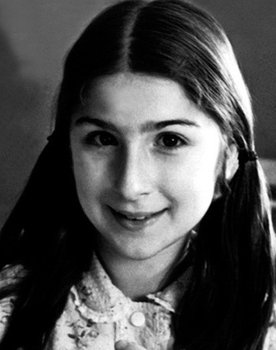 Maryana Ionesyan as Julia Gribkova