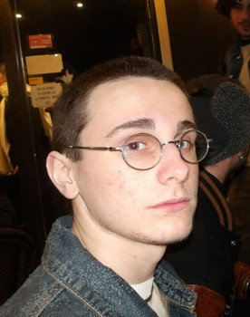 Sacha Lebrun as Le tueur/Le Policier (voix)