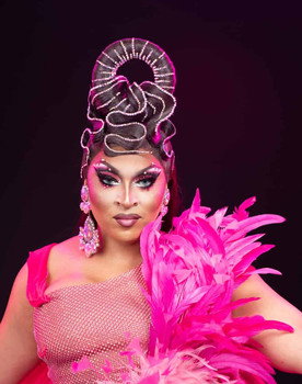 Keelan Assur as Maxine Wild