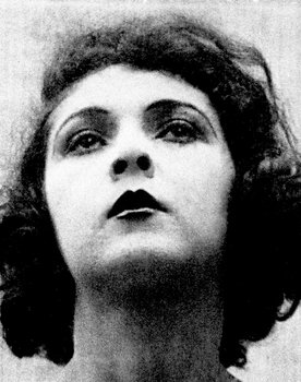 Almery Steves as Heroína