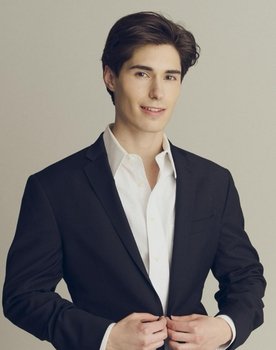 Aidan Levinson as Levi Parker