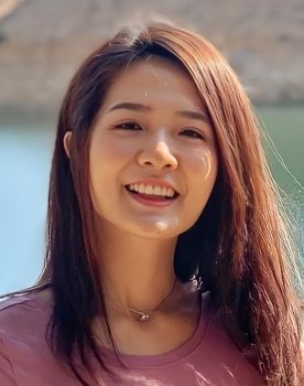 Maggie Leung Man-Hau as 谭何容仪 (少女)