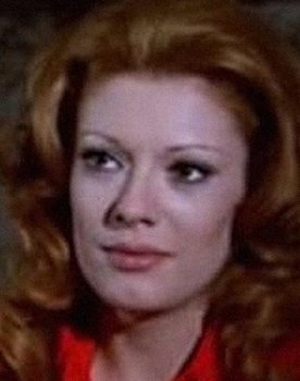 Eva León as Gloria