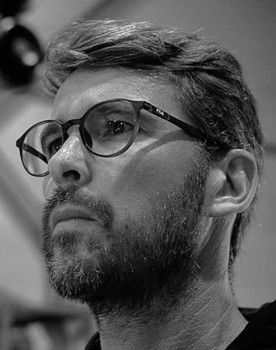 João Paulo Nunes as Narrador (voice)