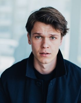 Maurice Lattke as Leander Gerber