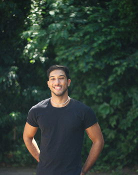 Gabriel Rejã as Antônio / Figura