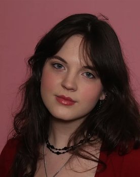 Grace Conley as Gwen