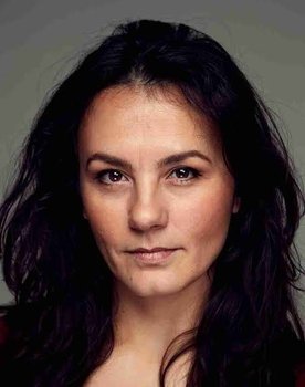 Evrim Akygit as Leyla