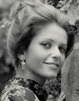 Solange Radislovich as 