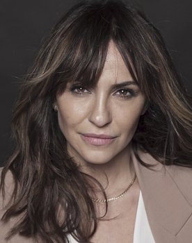 Melani Olivares as María