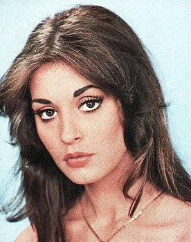 Necla Nazır as Zeynep