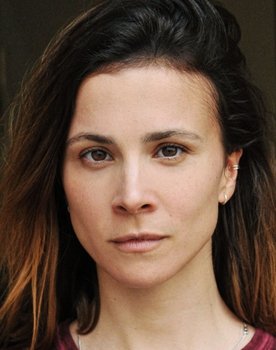 Aylin Tezel as Corinna