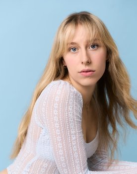 Dilara Foscht as Dolly