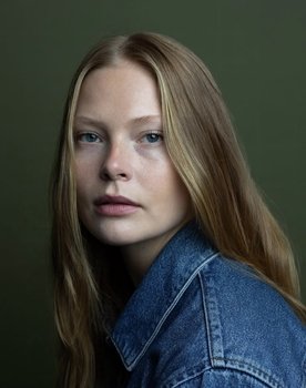 Sofie Theobald as Bella