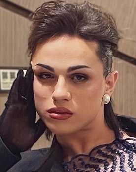 Bimba Farelo as Loren (Young)