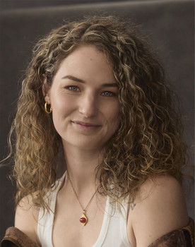 Kimre Viviers as Molly