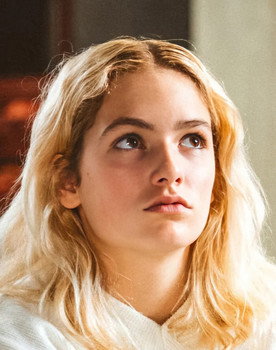 Billie-Louise Vlegels as Ava