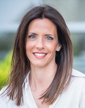 Ana Guedes Rodrigues as Julia