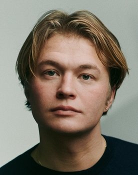 Sylvester Byder as Henrik