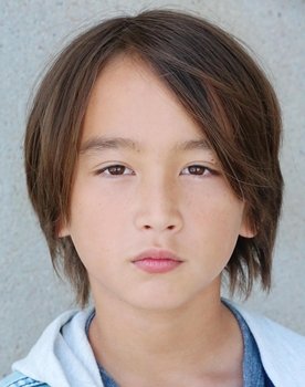Yuma Feldman as Julia's Half-Sibling