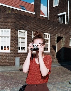 Pien Vroonland as luisterend meisje / ik