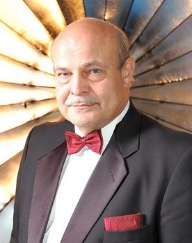 Pavel Remezov as Godfrey Norton - Attorney