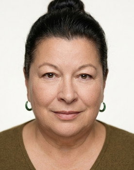 Işık Aras as Çiçek Abla