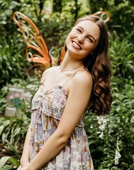 Madeline Zabela as Debbie Winger