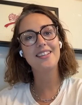 Larissa Martins as Larissa Martins