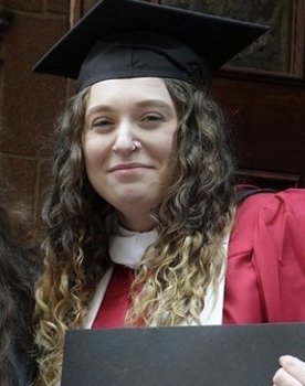 Carma Maenhout as Privileged Roommate