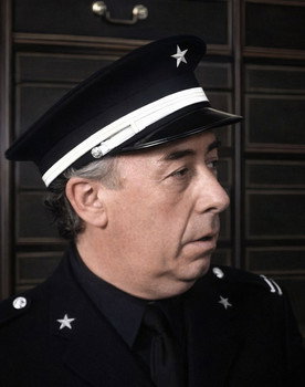 Charles Charras as Le portier