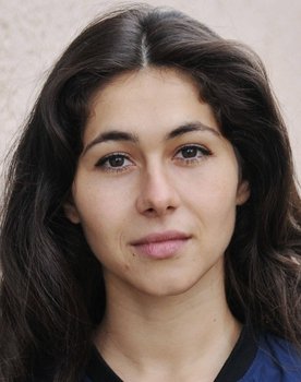 Hanna Mannsberger as Kiki Brus