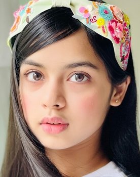 Nitanshi Goel as Young Regha