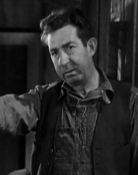 David Landau as Curtis