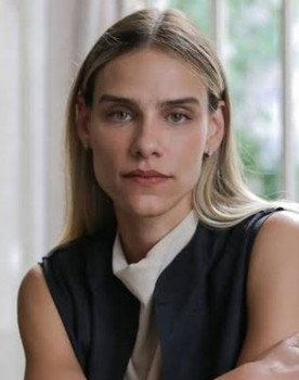 Isabelle Nassar as Bia