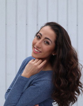 Julie Batschke as Eva