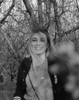 Christina Antoniadou as Santorini Girl