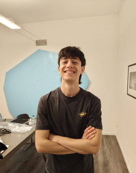 Stefano D'Amato as corriere