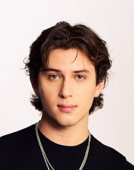 Alejandro Aramburú as Self - Contestant