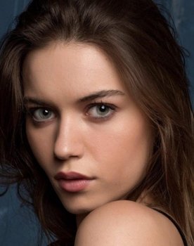 Afra Saraçoğlu as Ece Çamkıran
