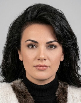 Nesrin Akkoç as Ayse