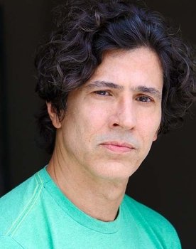 Leonardo Brício as Alexandre Guerrero