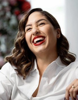 Santy Domínguez as Narradora-Traductora